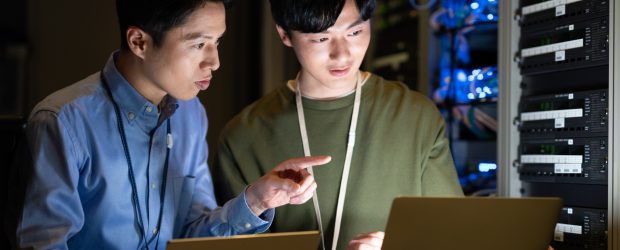 サーバー室で作業を行う作業員